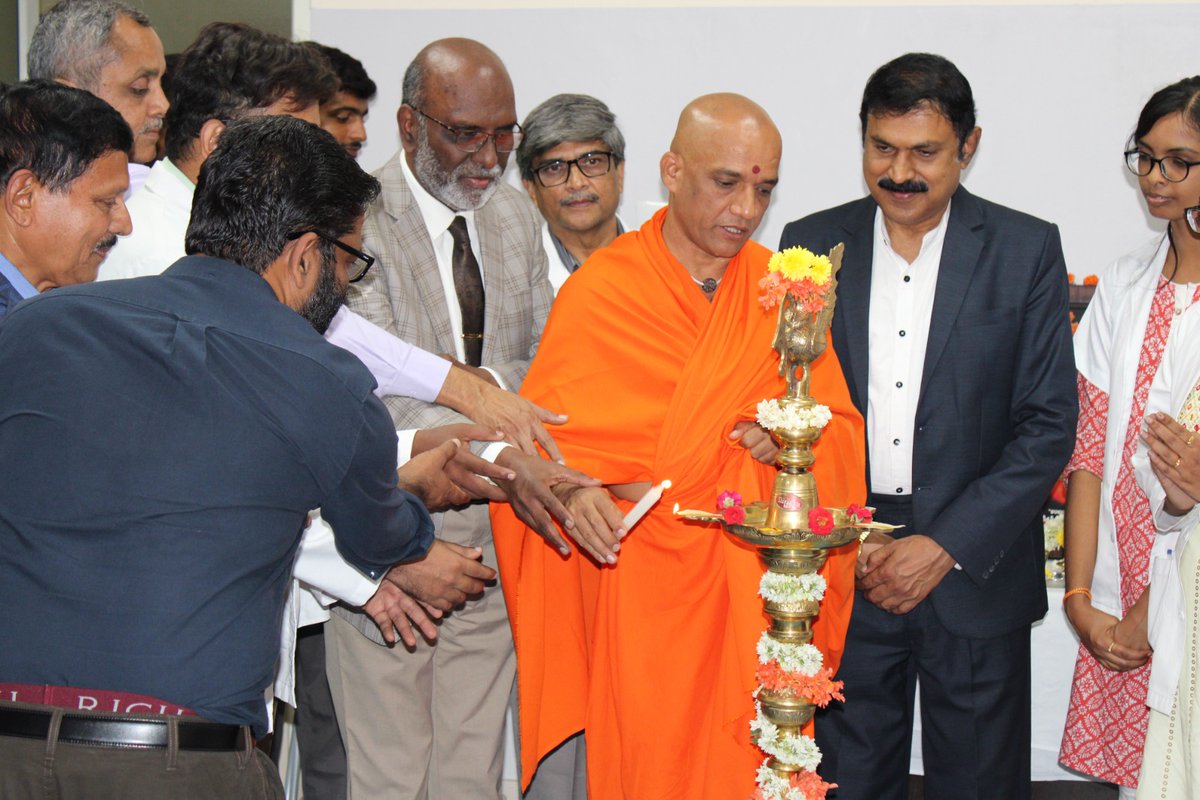 Adichunchanagi2's tweet photo. || Jai Sri Gurudev ||
21.06.2023: “Swarna Bindu Prashana” programme for children was inaugurated by  Paramapoojya Jagadguru Sri Sri Sri Dr.Nirmalanandanatha Mahaswamiji at BGS Ayurveda Hospital which is newly opened in the premises of Adichunchanagiri Hospital, BG Nagar.
#ACU #AH https://t.co/kshwEZNo9O