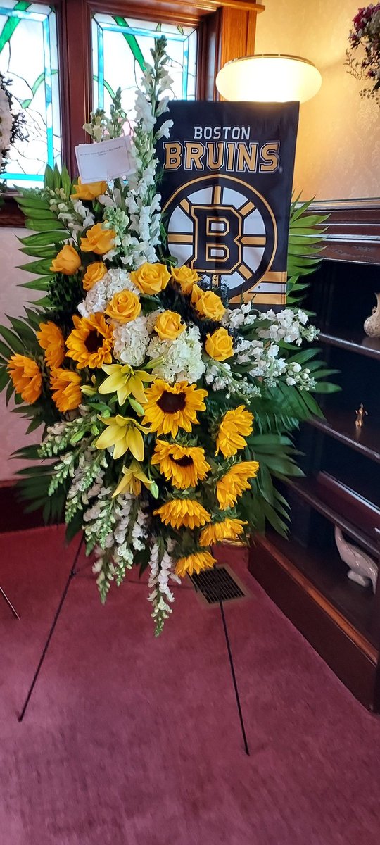 @NHLBruins 
My 89 year old Mom was the biggest Bruins fan ever.
I'm sure these were her favorite flowers.
I hope the team sees this and realizes how much joy they brought to her this year and always.
From Bobby Orr to this year's amazing goalie hugs, she loved her boys! 💛🖤