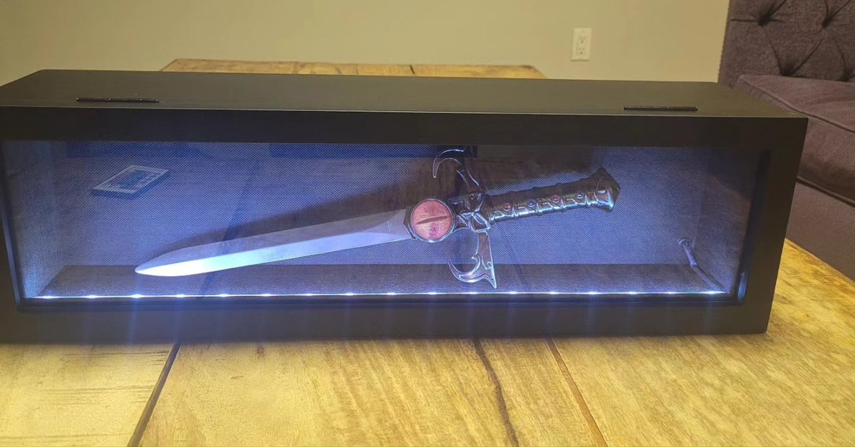 NICKGQNYC's tweet image. Grab this new #led #displaycase holds 4-6 inch figures cards collectibles battery / wall mountable / remote. On stores.ebay.com/shopthecomic