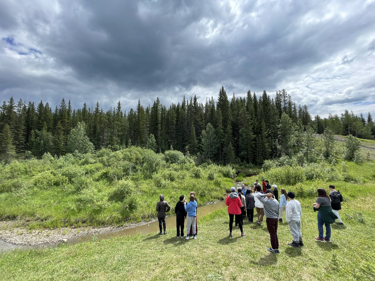 The river is an expression of the landscape. Spent the day with @elbow_watershed learning about the Elbow River, how upstream actions can have downstream consequences, and testing water quality.

#WeAreCBE #ABed #WeTheWest #FieldTrip #TakeMeOutside #ThisIsMyClassroom #Water