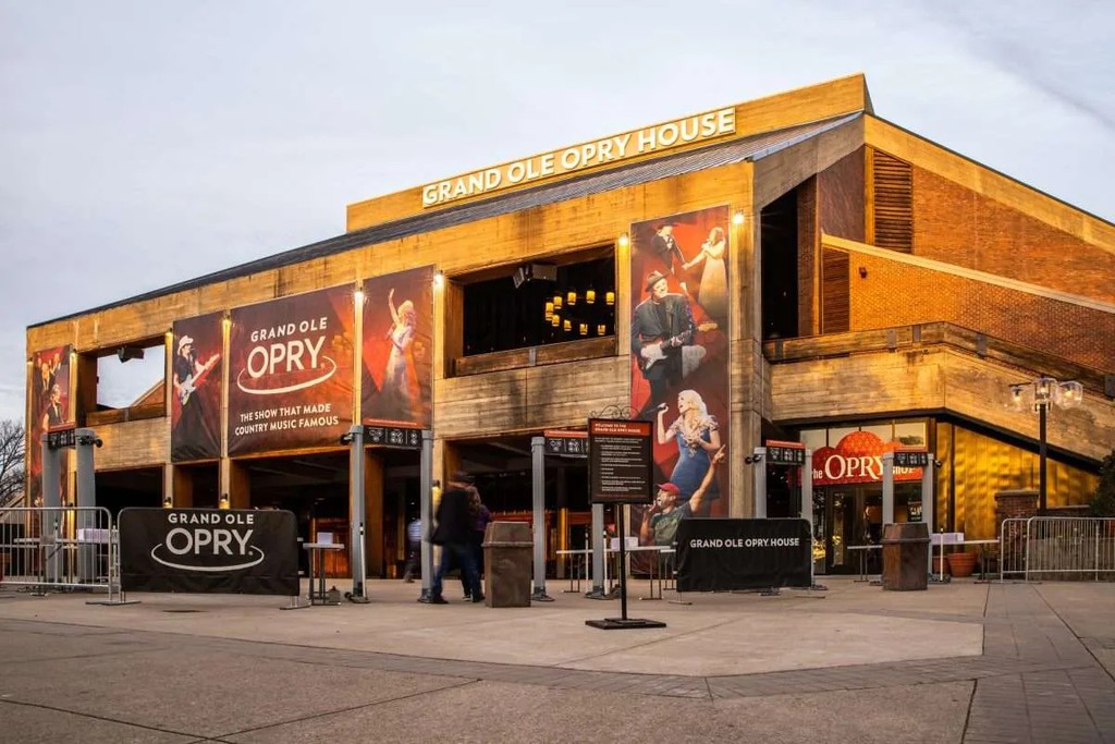 The Grand Ole Opry is an iconic country music venue located in downtown Nashville. lttr.ai/ADIip

#nashville #CulturalExperiences #Travel #OutdoorActivities #Getaways #Food #Southeasternus
