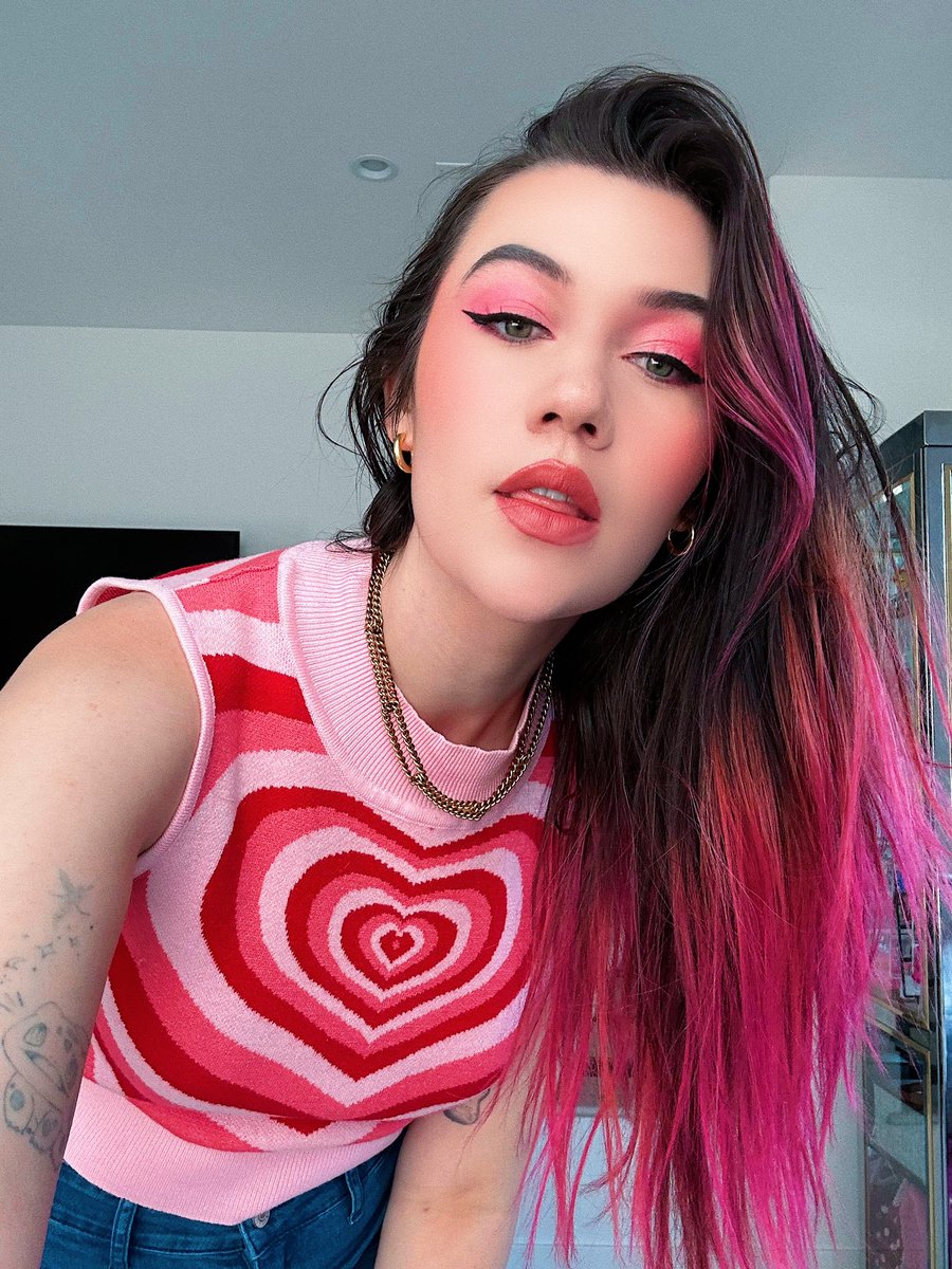 jessiepaege's tweet photo. 💗✨🏳️‍🌈💅🏻 https://t.co/kxIKLzF5po