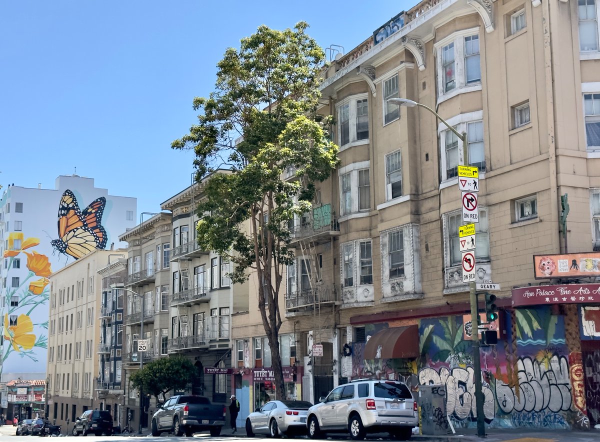 When <a href="/RonDeSantis/">Ron DeSantis</a> did his riff-raff rant on Hyde at Geary, he didn’t show the anti-Trump wheat pastes or the Migrating Mural down the block hoodline.com/2019/10/massiv… #RonDeSantis #DeSantis #Trump