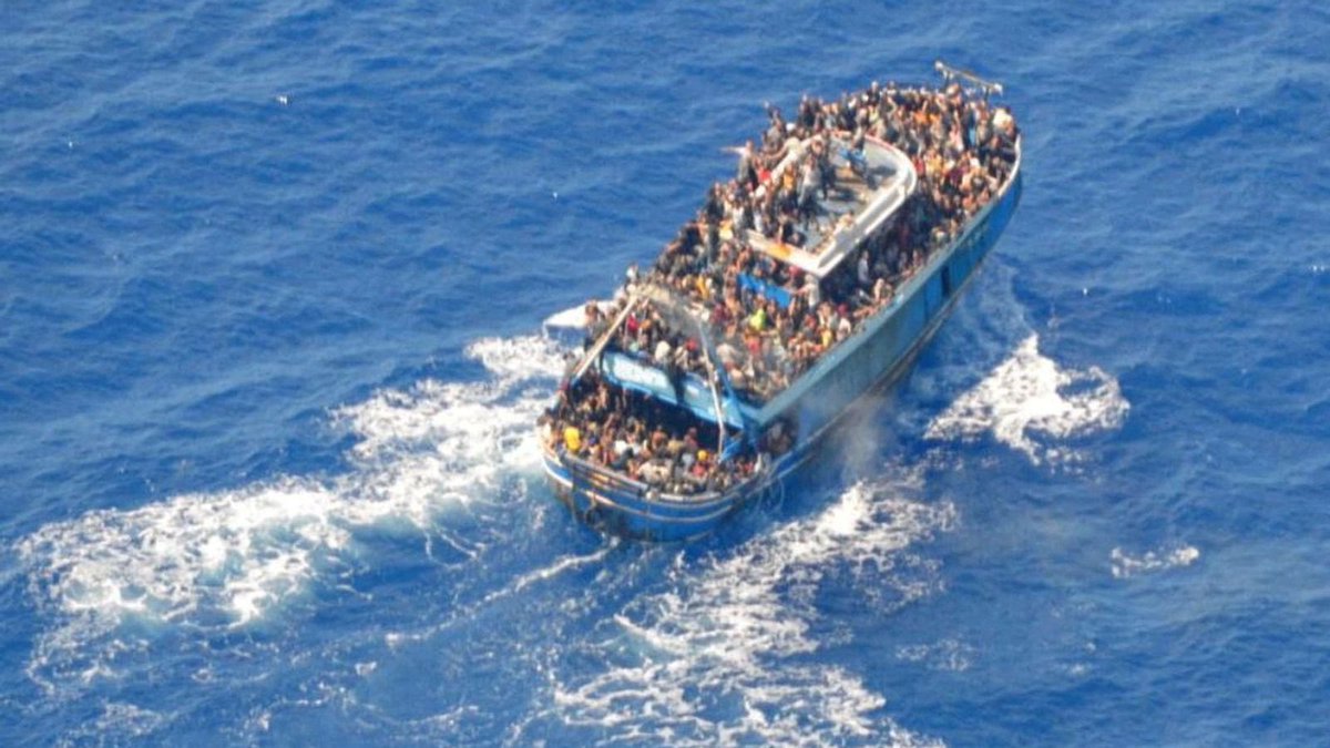 Several countries trying to find 5 missing millionaires 

VS 

Over 500 refugees still missing in the Mediterranean Sea, but no country has enough resources to find them. 

Selective humanity is NO HUMANITY! 

@UNHumanRights 
#GreeceBoatDisaster #titanicsub #HumanitarianCrisis