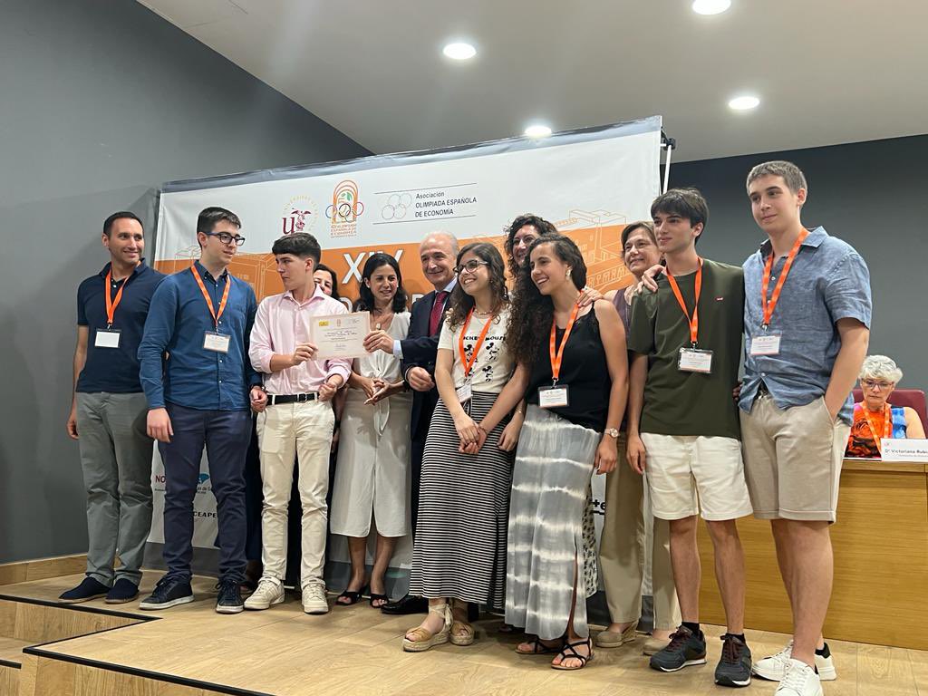 OlimpiadaEconom's tweet photo. 🏅Premios por equipos (mejor nota media) 
Puesto 1️⃣ entregado por #MiguelNogales director de instituciones territorial de Andalucía @santander_es 
al equipo de las universidades de Valencia @FdEconomiaUV @adeupv 
#XIVOlimpiadaEspañolaEconomía https://t.co/bPGMzVLJoK