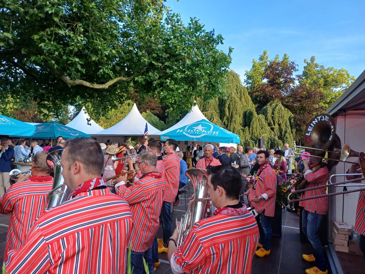 Kleintje_pils's tweet photo. Wat een fantastische Hollandse sfeer, heerlijke Haring, allemaal lieve mensen en spetterend optreden bij de Nationale #Haringpartij op @kasteeldehaar @pinoevents https://t.co/ctKt6KGFMr