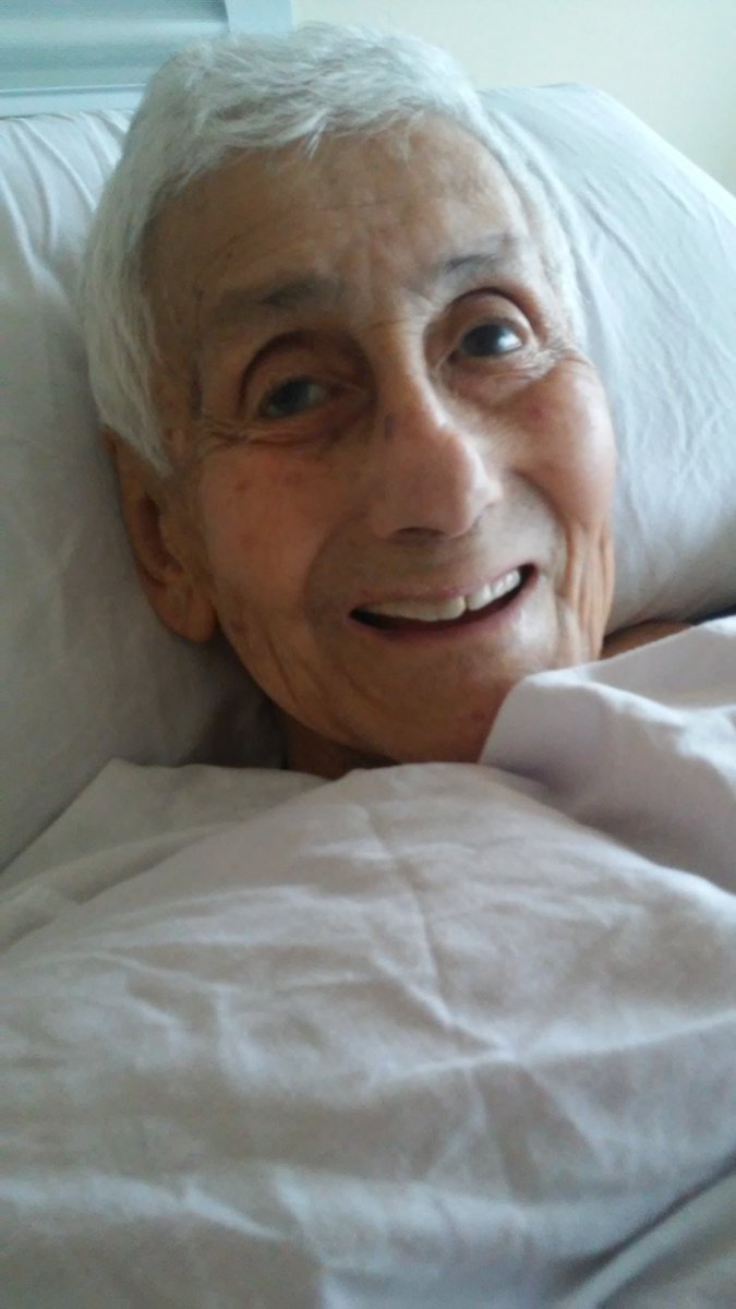 Y aquí está con Alzheimer, 93 a, recien operado y feliz de la vida. Me contó que hasta salió al super con el Dr. 😂, y que salió a tomar leche al pasillo. Está feliz .Gracias gentecita, lo bello es saber que hay gente buena que se alegró por esto sin conocerte viejito lindo. ❤
