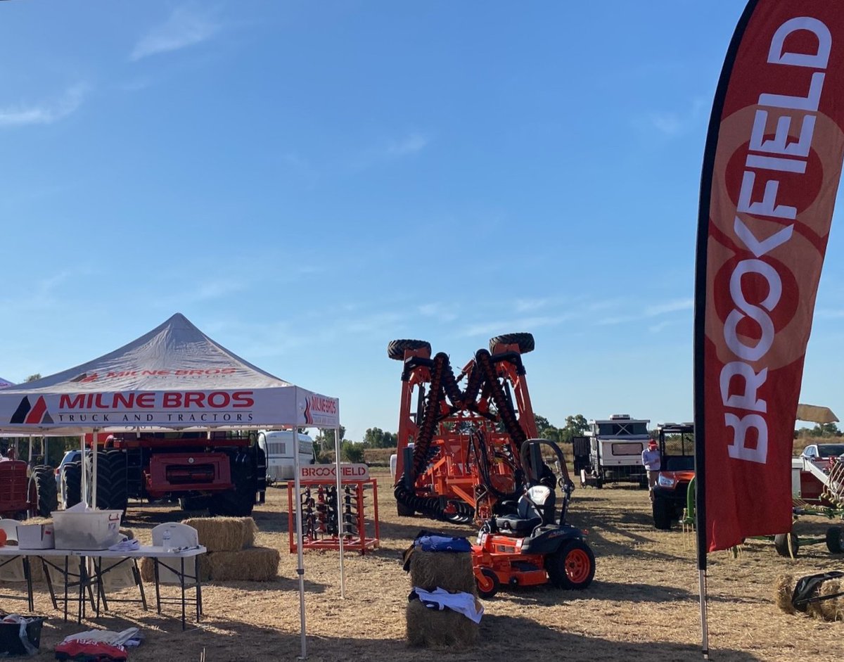 Brookfield_Ag's tweet photo. Pop in and say G'Day to Peter from #Brookfield who has bravely ventured up from South of the Border to join the Milne Bros team at this year's Ag-Grow in Emerald.
On display is a ๐๐ฅ๐ข๐ข๐๐๐๐๐๐ ๐๐ต๐ฎ๐ถ๐ป๐๐ฎ๐ฟ ๐๐ญ๐ฏ๐ฌ๐ and worth a look.
#AGGrow #ChainBar #MilneBros https://t.co/lWXmrncK3w