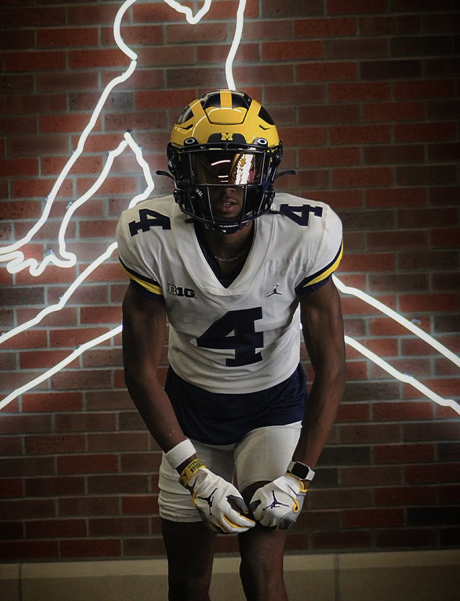 david4degraff's tweet image. Enjoyed a great time at @UMichFootball Please take the time to wish my Grandfather Felix a happy birthday! #GoBlue 〽️