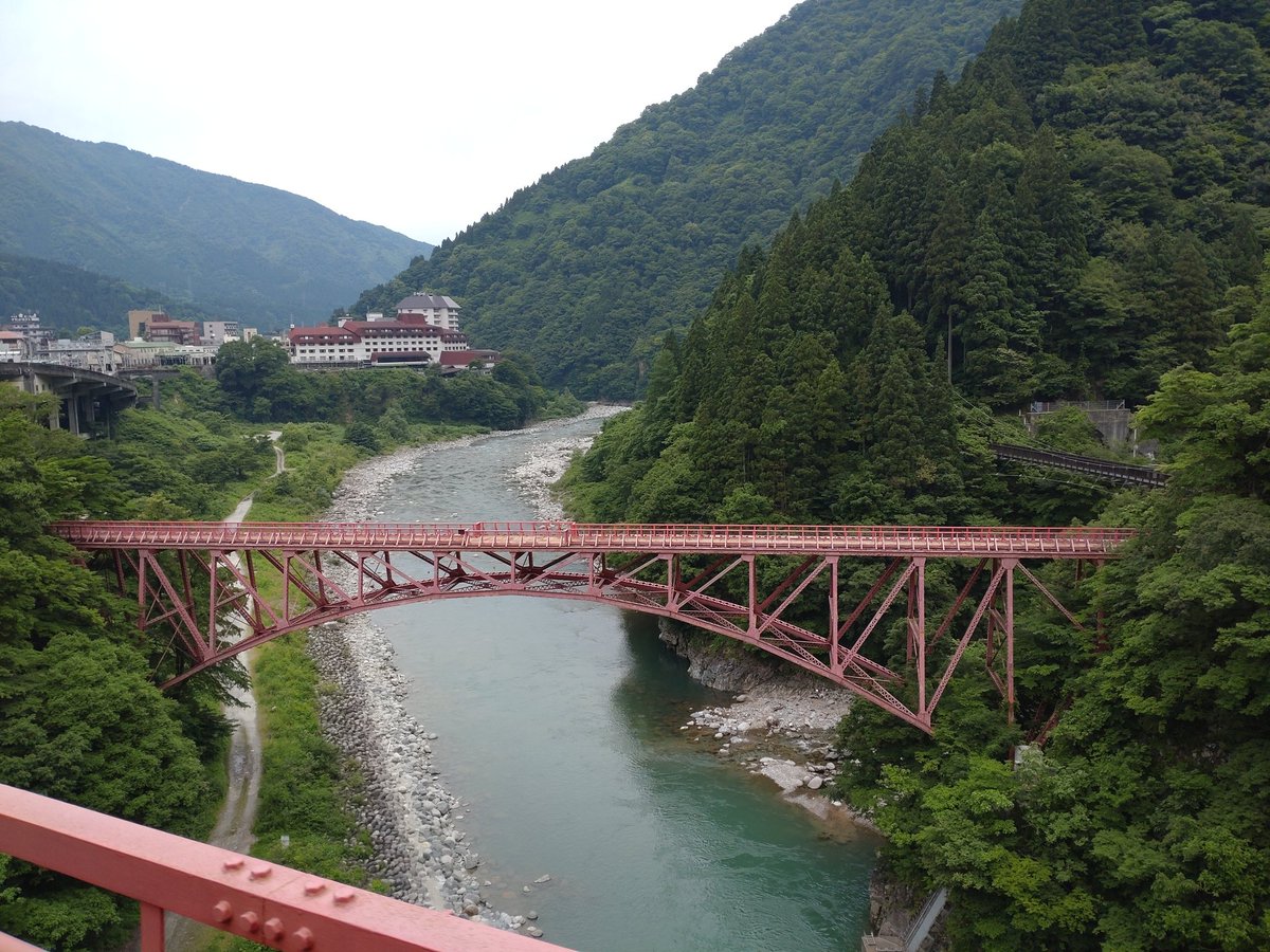 2008Hiro1623's tweet photo. 今の時期半袖だけでは罰ゲーム状態ですわ
絶景なんだけど寒くって

Kurobe Gorge Truck Train
黒部峡谷トロッコ電車 https://t.co/NuJ0aqlVT0