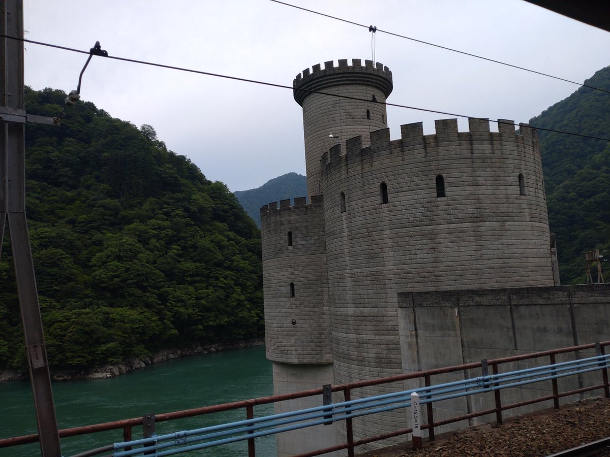 2008Hiro1623's tweet photo. 今の時期半袖だけでは罰ゲーム状態ですわ
絶景なんだけど寒くって

Kurobe Gorge Truck Train
黒部峡谷トロッコ電車 https://t.co/NuJ0aqlVT0