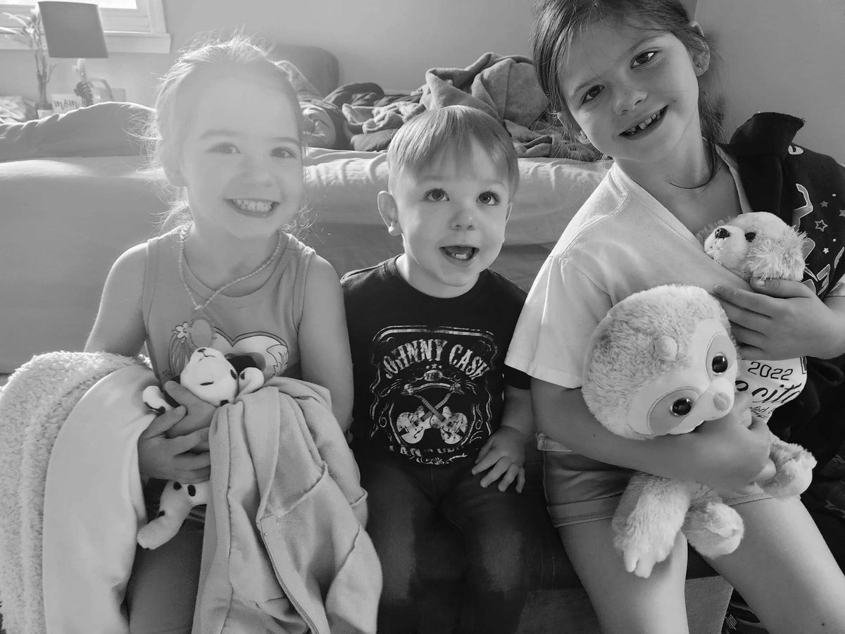 Until next year ✌️🎉 time to spend the summer with these sweet babies 🥰☀️ #TeacherMom #SchoolsOutForSummer