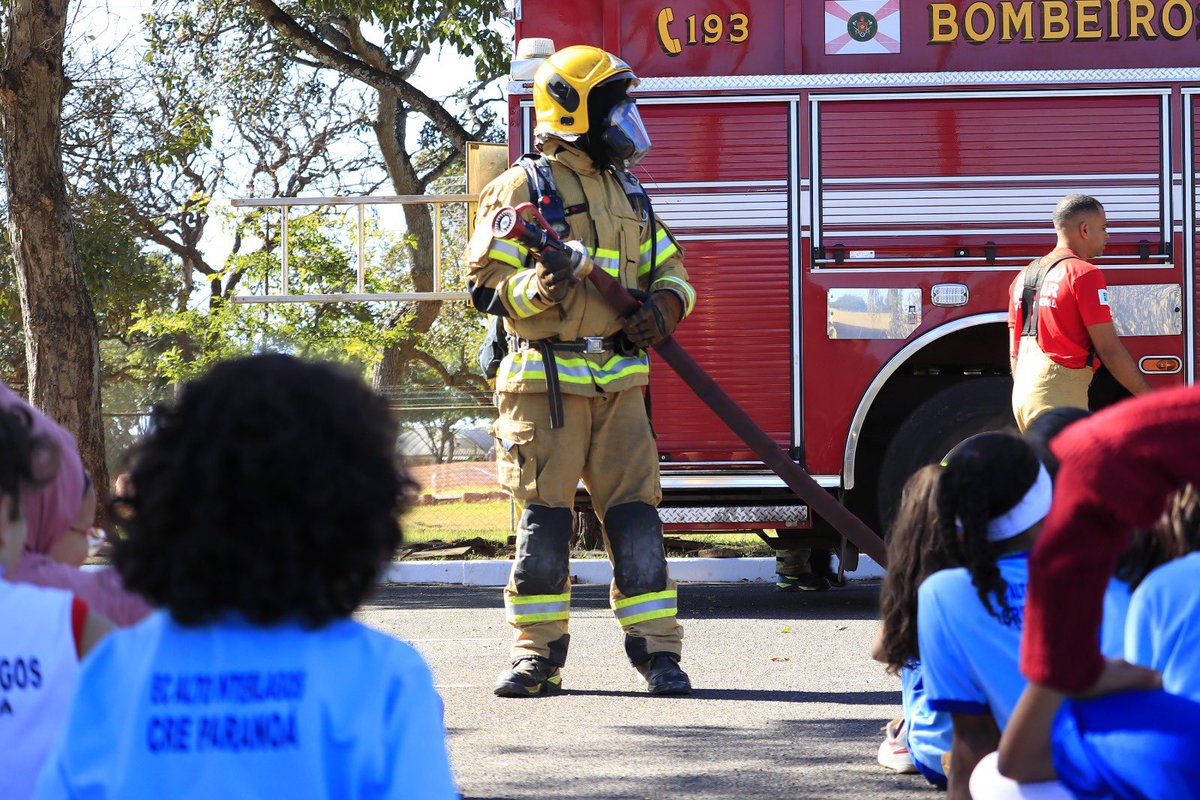 EscolaSupDefesa's tweet photo. O 11° Grupamento de Bombeiro Militar esteve na #ESD para realizar atividades de instrução de primeiros socorros com os alunos do Programa Força no Esporte, o #PROFESP. https://t.co/2nh3Nqb6yk