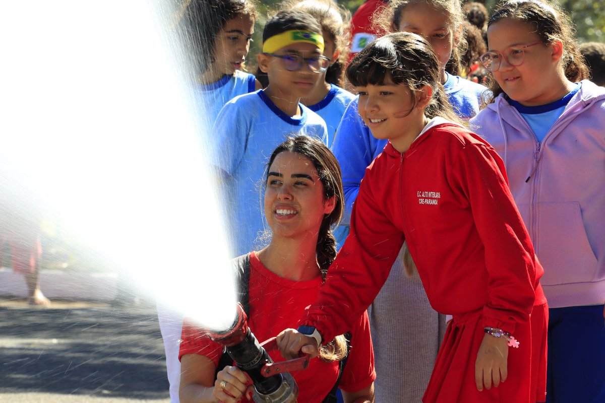 EscolaSupDefesa's tweet photo. O 11° Grupamento de Bombeiro Militar esteve na #ESD para realizar atividades de instrução de primeiros socorros com os alunos do Programa Força no Esporte, o #PROFESP. https://t.co/2nh3Nqb6yk