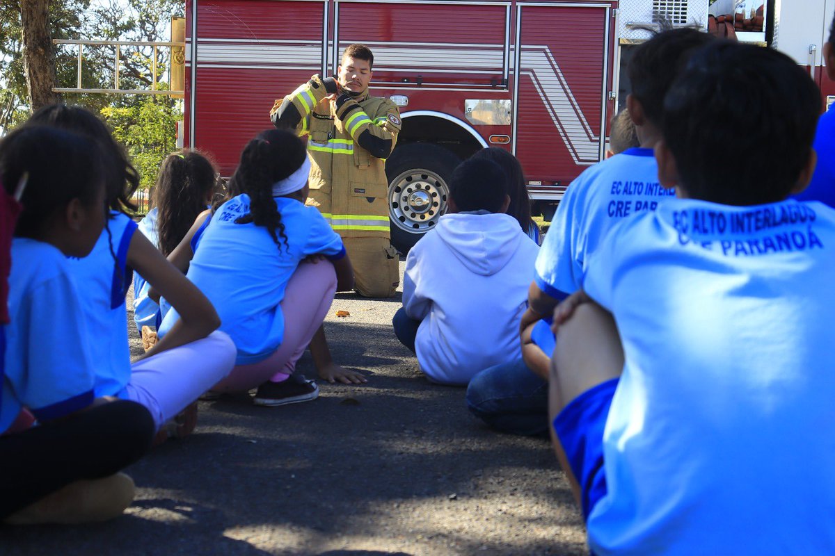 EscolaSupDefesa's tweet photo. O 11° Grupamento de Bombeiro Militar esteve na #ESD para realizar atividades de instrução de primeiros socorros com os alunos do Programa Força no Esporte, o #PROFESP. https://t.co/2nh3Nqb6yk