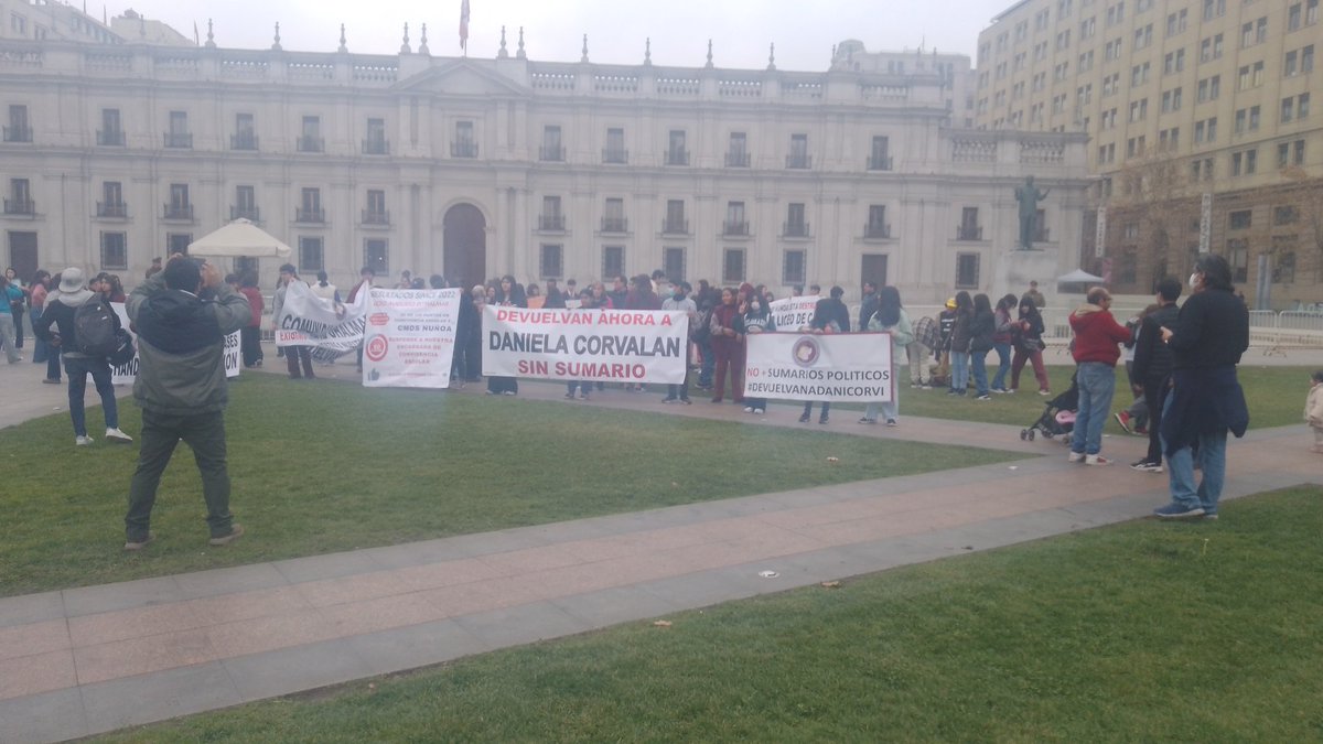 Monoka170851905's tweet photo. Emilia Ríos quiere pasar a la historia como la alcaldesa que destruyó el último liceo público de calidad #liceoaugustodhalmar la comunidad D'halmarina no lo permitiremos hoy en La Moneda @GabrielBoric https://t.co/VHcqvcrAok