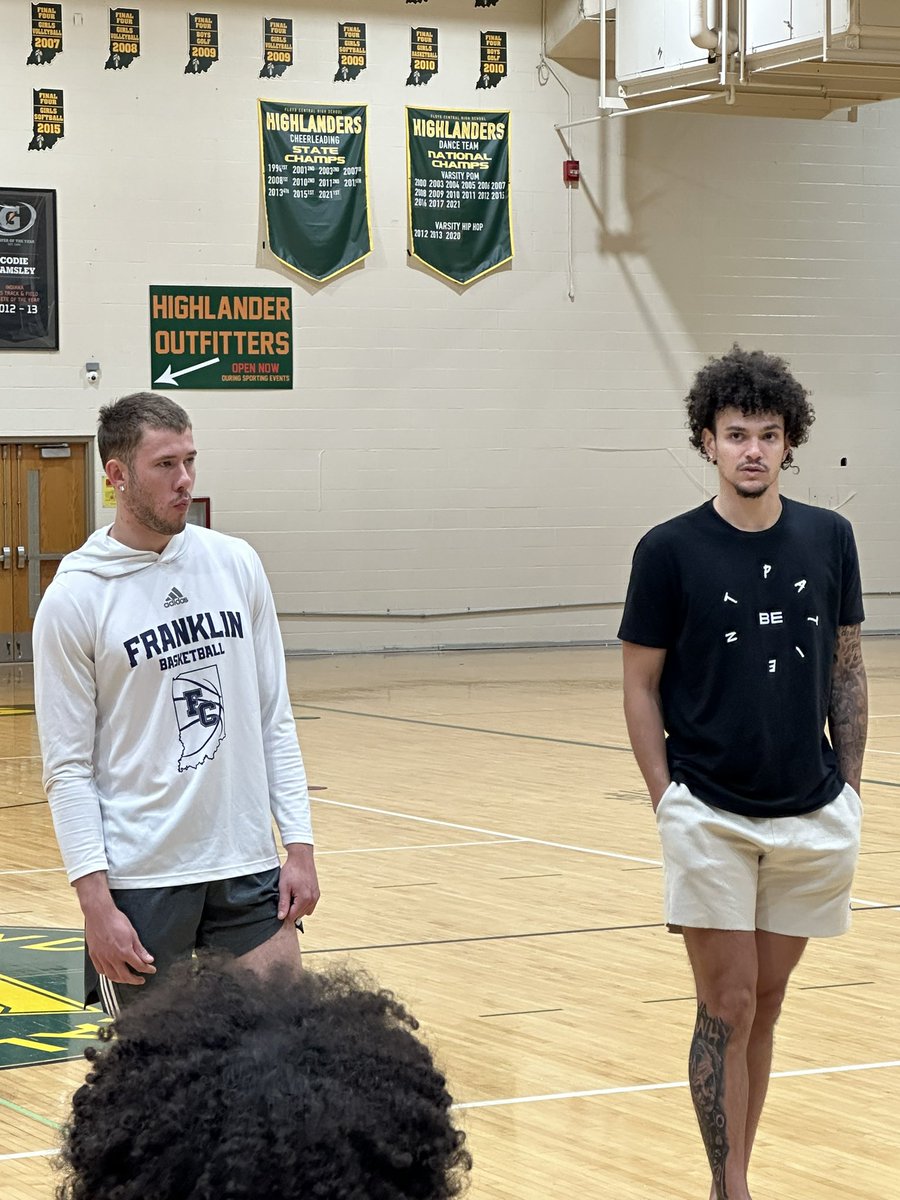 FonsoWhite1's tweet photo. Grateful for our @FCHS_Hoops Alumni Wesley Celichowski, Pat Graham, Sean Gibson, Nate Hoffman, Cobie Barnes, and Jake Heidbreder who have visited our program and shared their experience.  #family #FloydPride https://t.co/oCs1UkW8uv