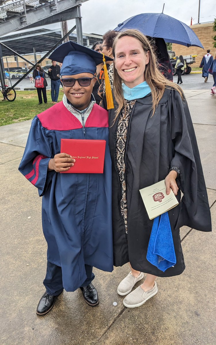 jearitchie's tweet photo. Graduation in the rain with the guys @CarlosOleaga6 @rajahndixon @Shad20k @JulianJamison7 💕 https://t.co/pEx587HzDn