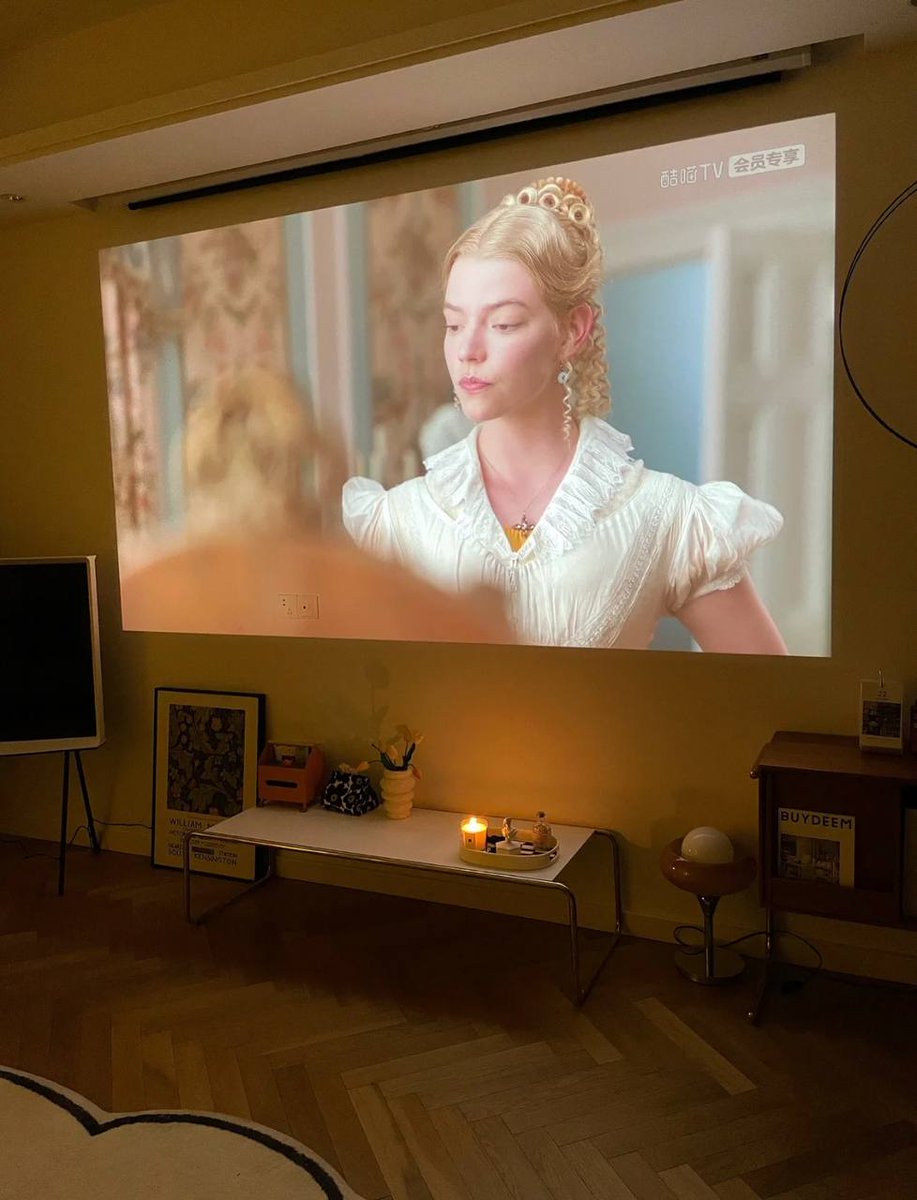 KalamJial's tweet photo. Enjoy a movie during your lunch break, which is also a very enjoyable moment, and I hope no one will disturb it. https://t.co/svbwW3THyt