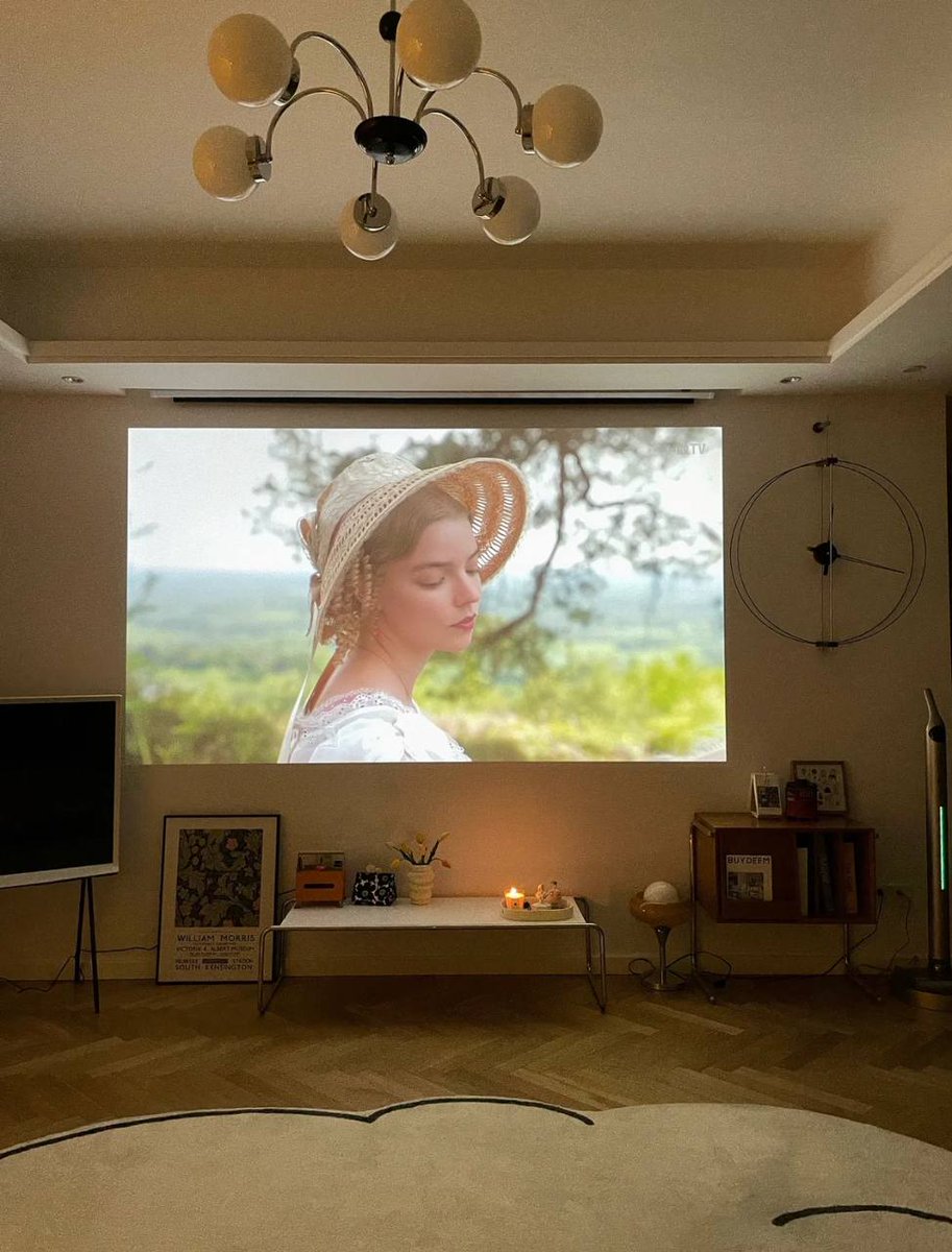 KalamJial's tweet photo. Enjoy a movie during your lunch break, which is also a very enjoyable moment, and I hope no one will disturb it. https://t.co/svbwW3THyt
