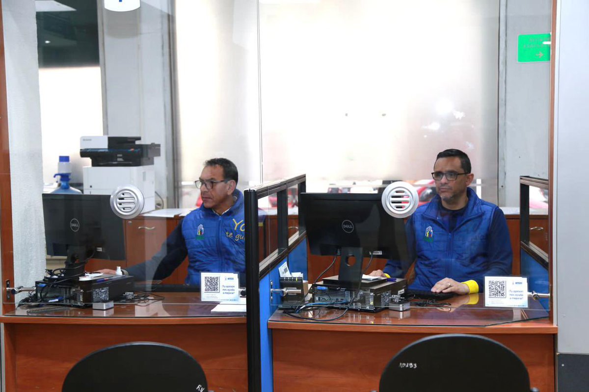IESSec's tweet photo. En #Cuenca, @AlfredoOrtegaEc, presidente del Consejo Directivo del @IESSec y @FranciscoXMoraT, director de Salud, recorrieron las instalaciones @AzuayIESS.

📌Verificaron la atención
📌Constataron implementación de personal de apoyo “Yo te Guío”
📌Se reunieron con los directivos https://t.co/iYPioa7UtJ