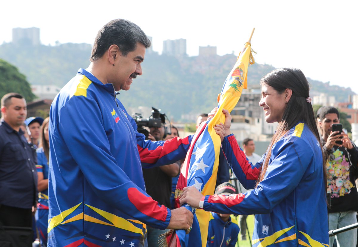 CapitanEscalon's tweet photo. ¡Máximo reconocimiento a nuestra Generación de Oro! El Presidente @NicolasMaduro demostrando su apoyo al deporte nacional, participó en el Acto de Abanderamiento de la Selección Nacional que participará en los XXIV Juegos Centroamericanos y del Caribe “San Salvador 2023”. https://t.co/0mbkID7eei