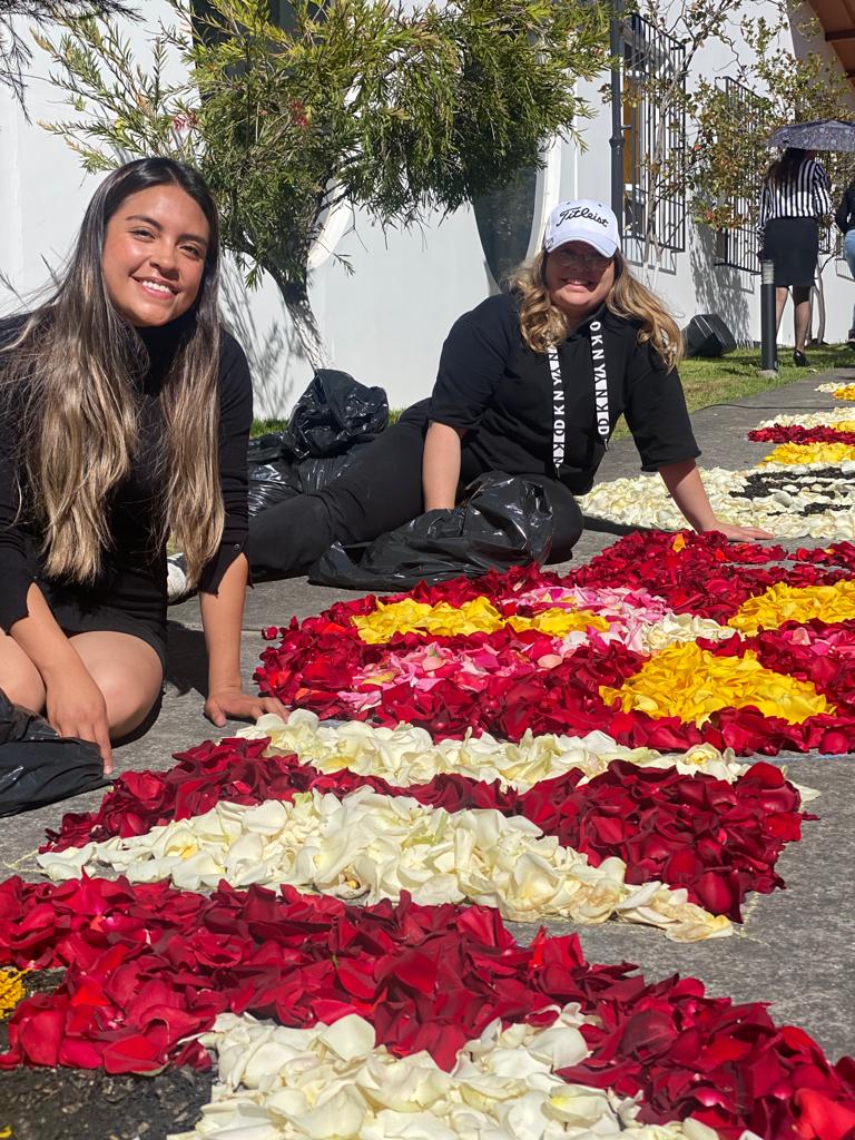 FCOMHemisferios's tweet photo. ¡Celebramos el #CorpusChristi en la @uhemisferios! 🌹✝️

En la #FCOMUHE nos sentimos orgullosos de formar parte de esta celebración y de transmitir con amor y respeto los valores que nos identifican.

¡Acompáñanos en este recorrido visual por la #UHemisferios! 📸

#SoyFCOM https://t.co/Ue3xxiI8rk