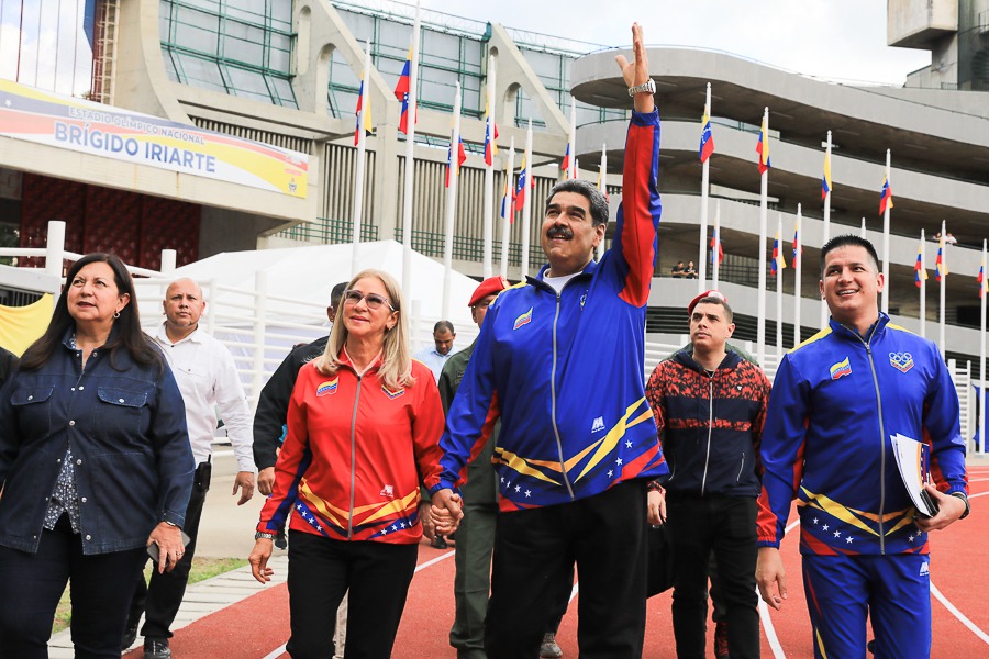 CapitanEscalon's tweet photo. ¡Máximo reconocimiento a nuestra Generación de Oro! El Presidente @NicolasMaduro demostrando su apoyo al deporte nacional, participó en el Acto de Abanderamiento de la Selección Nacional que participará en los XXIV Juegos Centroamericanos y del Caribe “San Salvador 2023”. https://t.co/0mbkID7eei