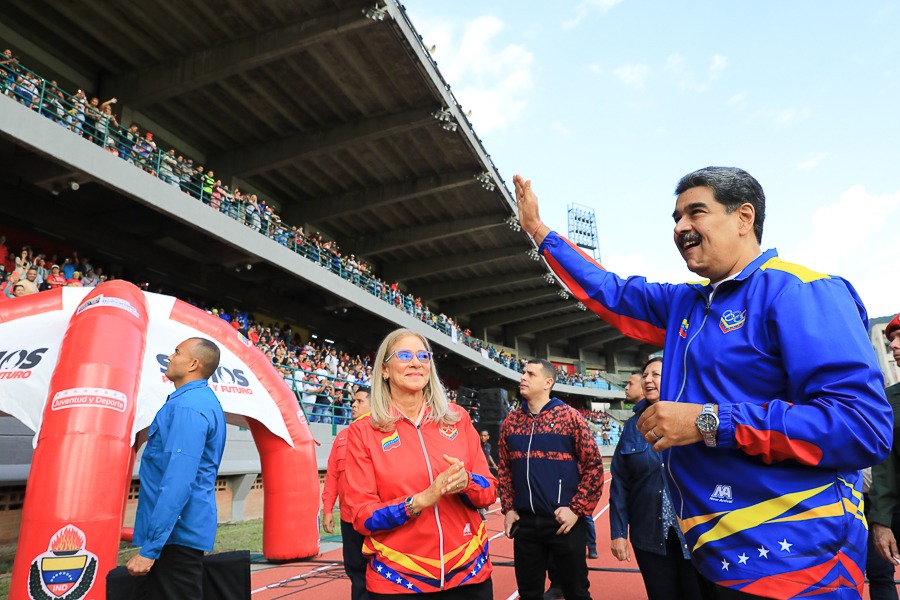 CapitanEscalon's tweet photo. ¡Máximo reconocimiento a nuestra Generación de Oro! El Presidente @NicolasMaduro demostrando su apoyo al deporte nacional, participó en el Acto de Abanderamiento de la Selección Nacional que participará en los XXIV Juegos Centroamericanos y del Caribe “San Salvador 2023”. https://t.co/0mbkID7eei