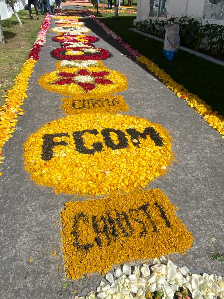 FCOMHemisferios's tweet photo. ¡Celebramos el #CorpusChristi en la @uhemisferios! 🌹✝️

En la #FCOMUHE nos sentimos orgullosos de formar parte de esta celebración y de transmitir con amor y respeto los valores que nos identifican.

¡Acompáñanos en este recorrido visual por la #UHemisferios! 📸

#SoyFCOM https://t.co/Ue3xxiI8rk