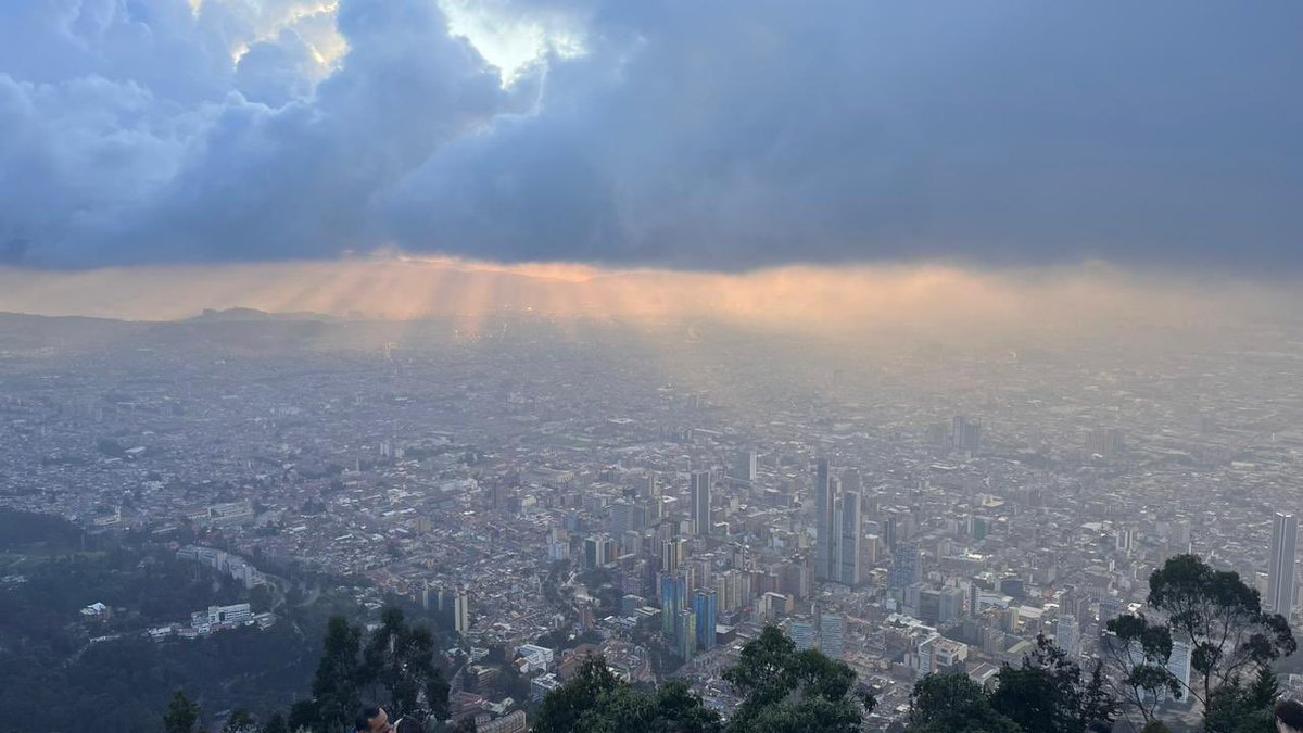 Cita este tuit con algún paisaje de tu galería

Tarde en Bogotá - Vista de Monserrate