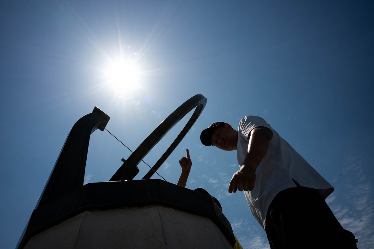 vidcrane's tweet photo. Visitors take advantage of a sunny day on the longest day of the year at #GriffithObservatory Wednesday. Summer Solstice is marked by the meridian arch in the Gottlieb Transit Corridor at the observatory. #solstace #SummerSolstice https://t.co/DK5TdOa2sJ