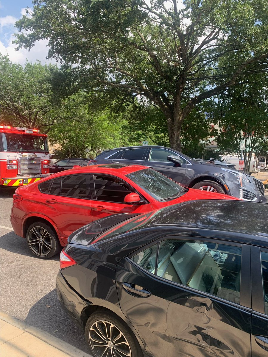 bailzcallaghan's tweet photo. Hey @FOX8NOLA my sister was involved in this accident THREE HOURS AGO and the police have yet to show up. It’s blocking a lane of magazine street isn’t that CRAZYYYYYY!!🤪 https://t.co/ah8xtSUARz