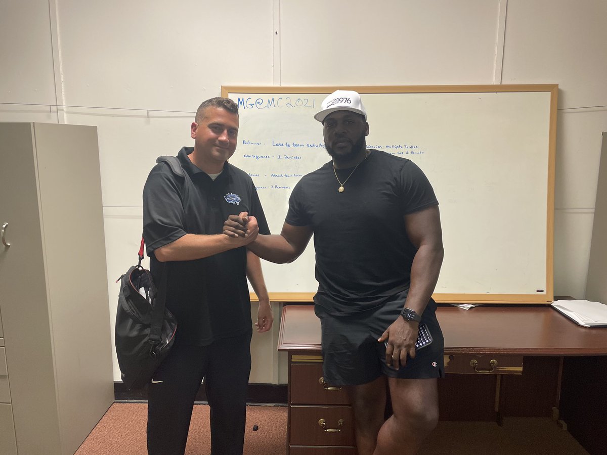 Thank you to former Detroit @Lions running back @JoiqueBell for spending several hours talking with, teaching, and inspiring our guys this afternoon. 
#FirstClass #OnTheHunt #TheBluePrint #DetroitsJUCO