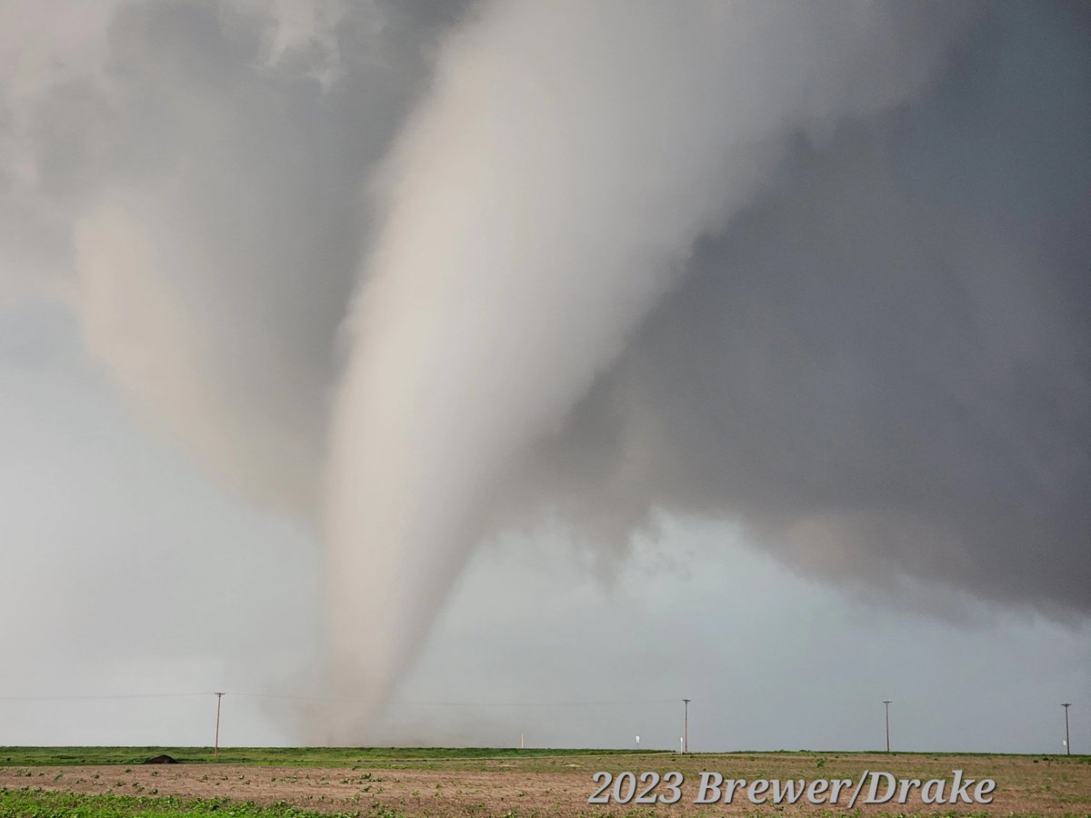 Tornado #4 south of Akron
Tornado #8 currently in progress ~6 miles SSW of Akron CO @ 4:44 pm MDT <a href="/NWSBoulder/">NWS Boulder</a> <a href="/NWSGoodland/">NWS Goodland</a> <a href="/NWSPueblo/">NWS Pueblo</a> <a href="/JustonStrmRider/">Juston Drake</a>