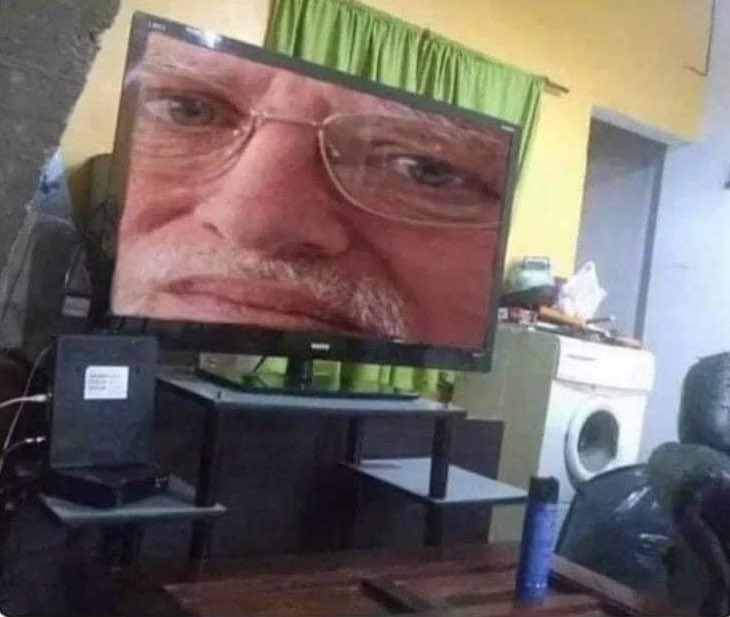 Mi tele viendo como la prendo y me pongo a ver el celular