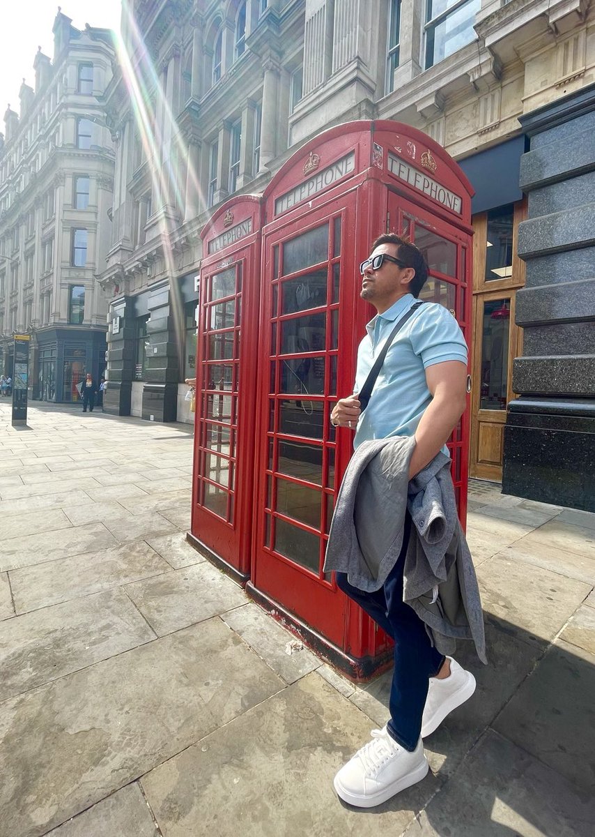 kmdcio2's tweet photo. An obligatory pose for an iconic red booth. #London #uksummer2023 #redbooth #telfam 🇬🇧 #travel https://t.co/Z2H3Qaboqa