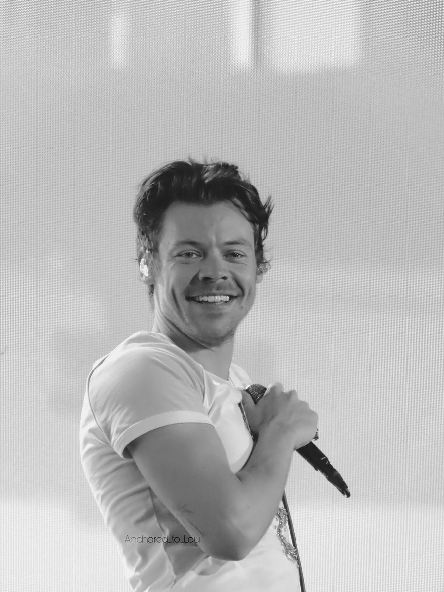 thehslotnews's tweet photo. Harry looking incredible on stage tonight! 
#LoveOnTourCardiff #Night2 
(Via Anchored_to_Lou) https://t.co/P7fGcyDynm