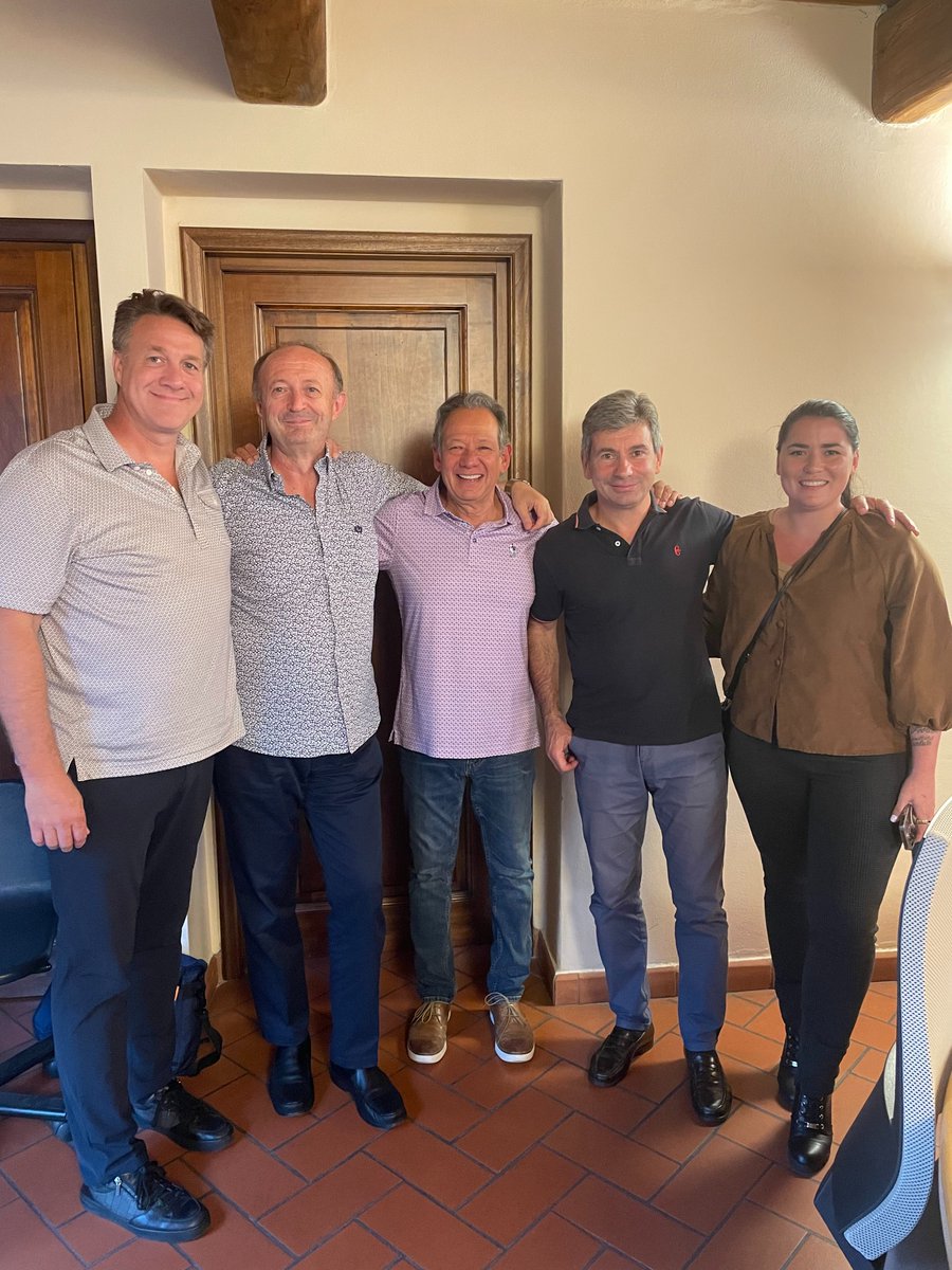 sleepheallive's tweet photo. Dr. Olmos demonstrating the SmartPerio for pain relief, alongside the Deka Team, paving the way for advanced healing!

#DentalInnovation #OralCareRevolution #PainRelief #AdvancedDentistry #SmartPerio #DekaLaserTeam #CuttingEdgeTechnology #DentalHealth #HolisticDentistry #TMJ #TMD https://t.co/ROEBUpChNJ