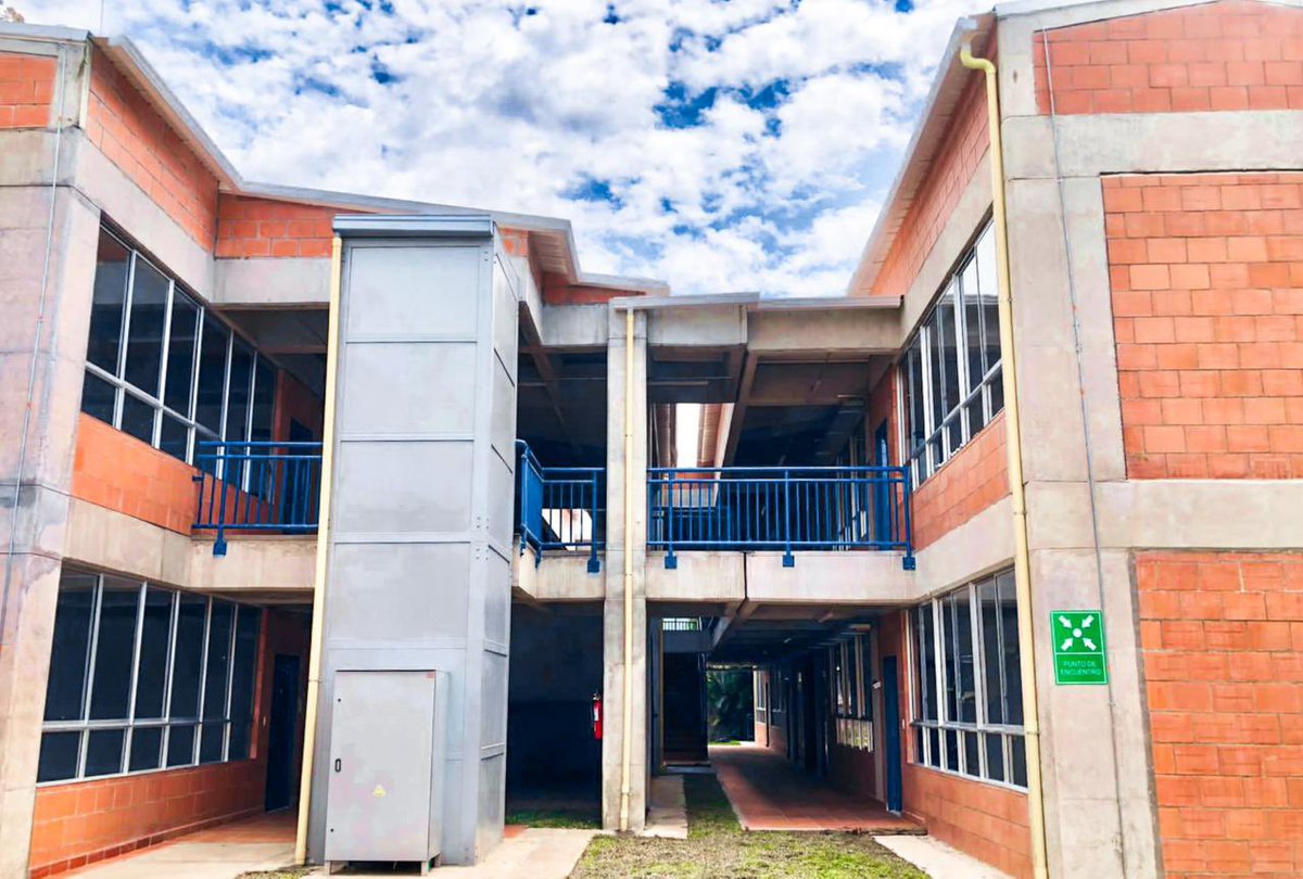 FondoFFIE's tweet photo. 🏫En la I.E. Santa Teresa de Jesús finalizamos obras en 3 bloques y culminamos trabajos de mejoramiento que incluyen nuevos techos y paredes renovadas.

🧒1427 estudiantes beneficiados 
💲6721 millones invertidos  

✅¡Más de 40 nuevos espacios para aprender están listos! https://t.co/gl39WMDrav