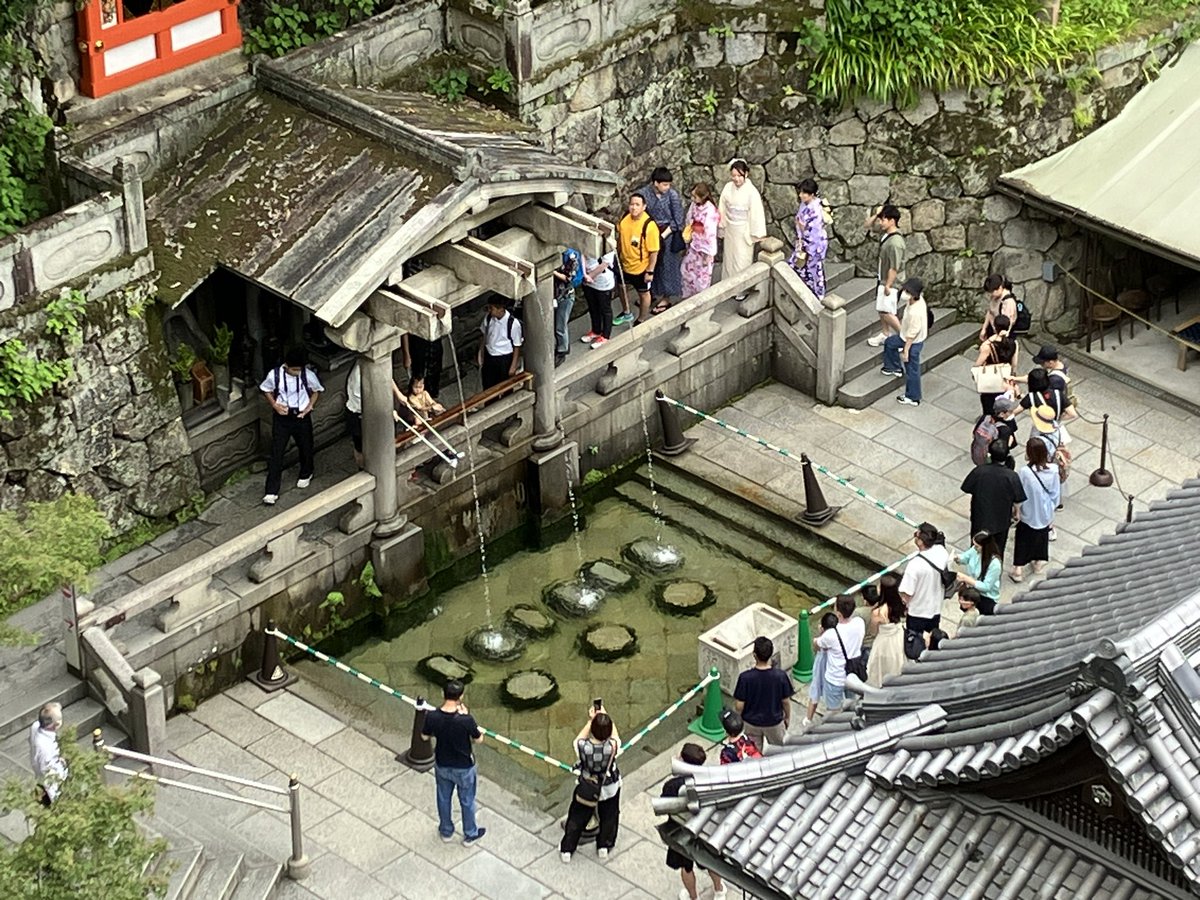 出張で京都に来ており、隙を見て聖地巡礼するなど。
高所恐怖症だとほんとキツい所ですね…音羽の滝の水も怖くてロクに汲めないという体たらくwww https://t.co/kjNwmo8ZnU