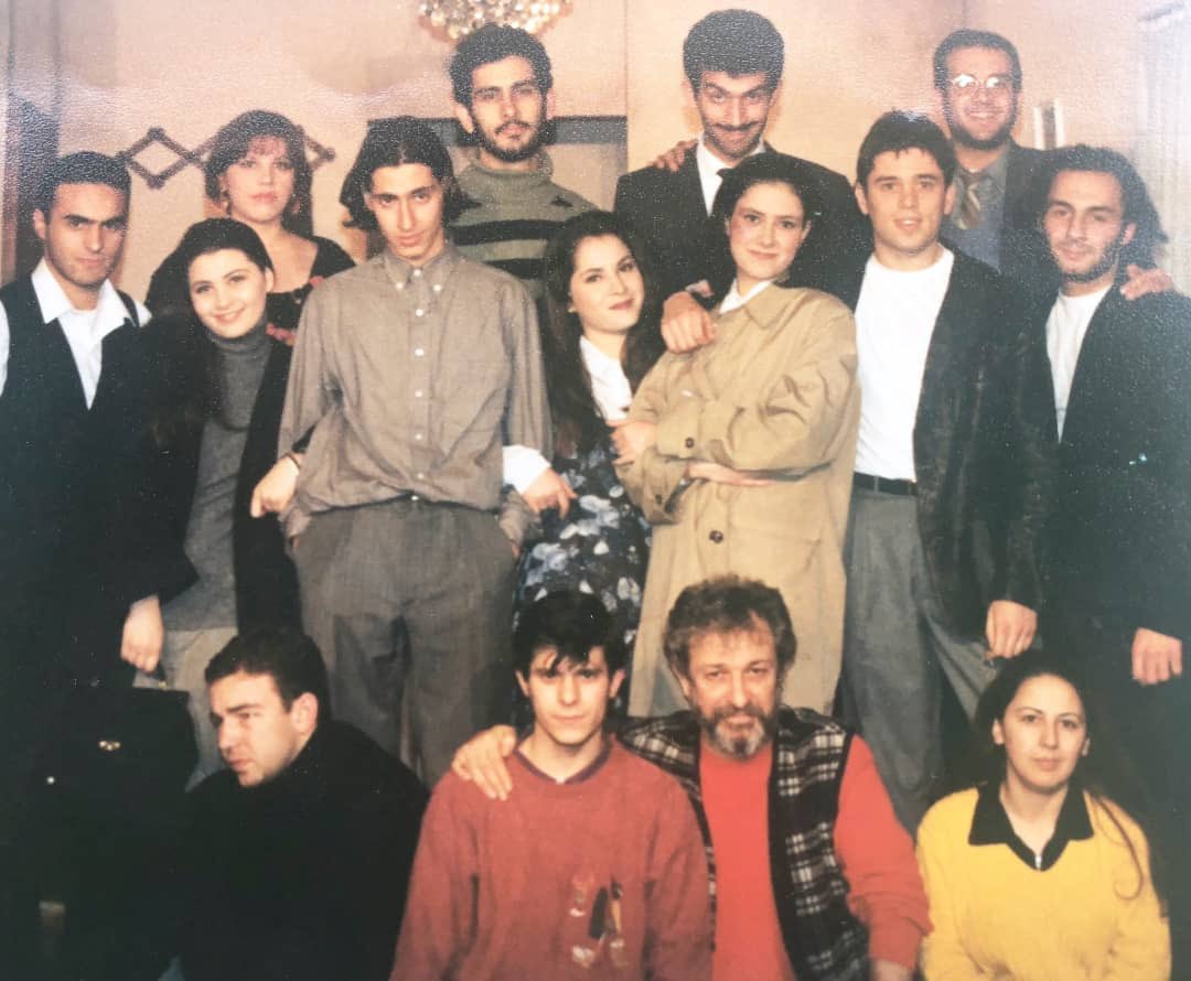 1995-1996
Savaş Dinçel yönetmeliğinde “Bozuk Düzen” kadrosu☘️ #KulisHatırası

Dinçel’in öğrencilerini tanıyabildiniz mi?