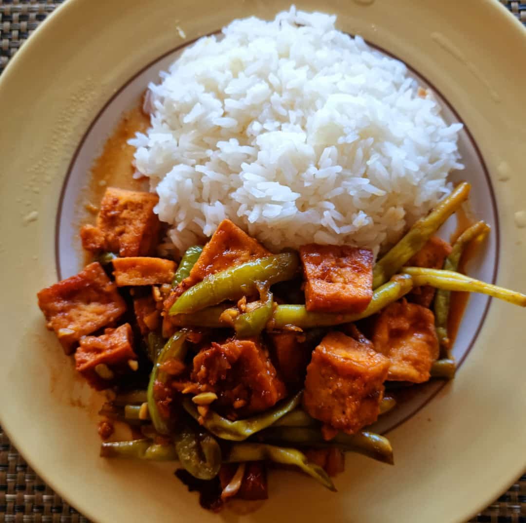 Chinese Sticky Tofu with Vegetables and Jasmine rice: Chef Charlene 🍹

The benefits of training my housekeeper. 
She goes online and find different recipes to surprise us every day 😉