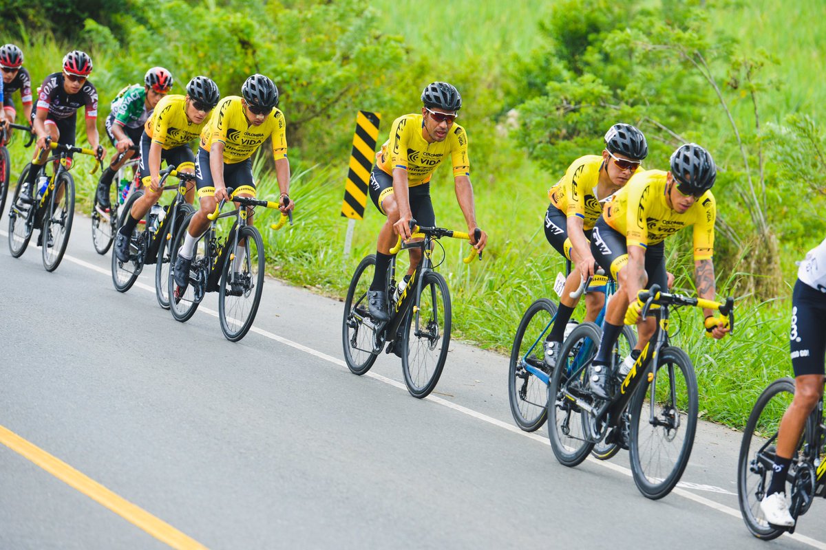 CiclismoGob's tweet photo. 🚵🏻‍♂️🇨🇴 Nuestro equipo #Colombia #PotenciaDeLaVida - #GWShimano no baja los brazos y sigue en la pelea de los puestos de vanguardia de la @Vueltacolombia1. Acompáñanos con las mejores postales de la escuadra que disputó la 5a etapa de la prueba que terminó en #Belalcázar, #Caldas. https://t.co/WSP51kOZxd