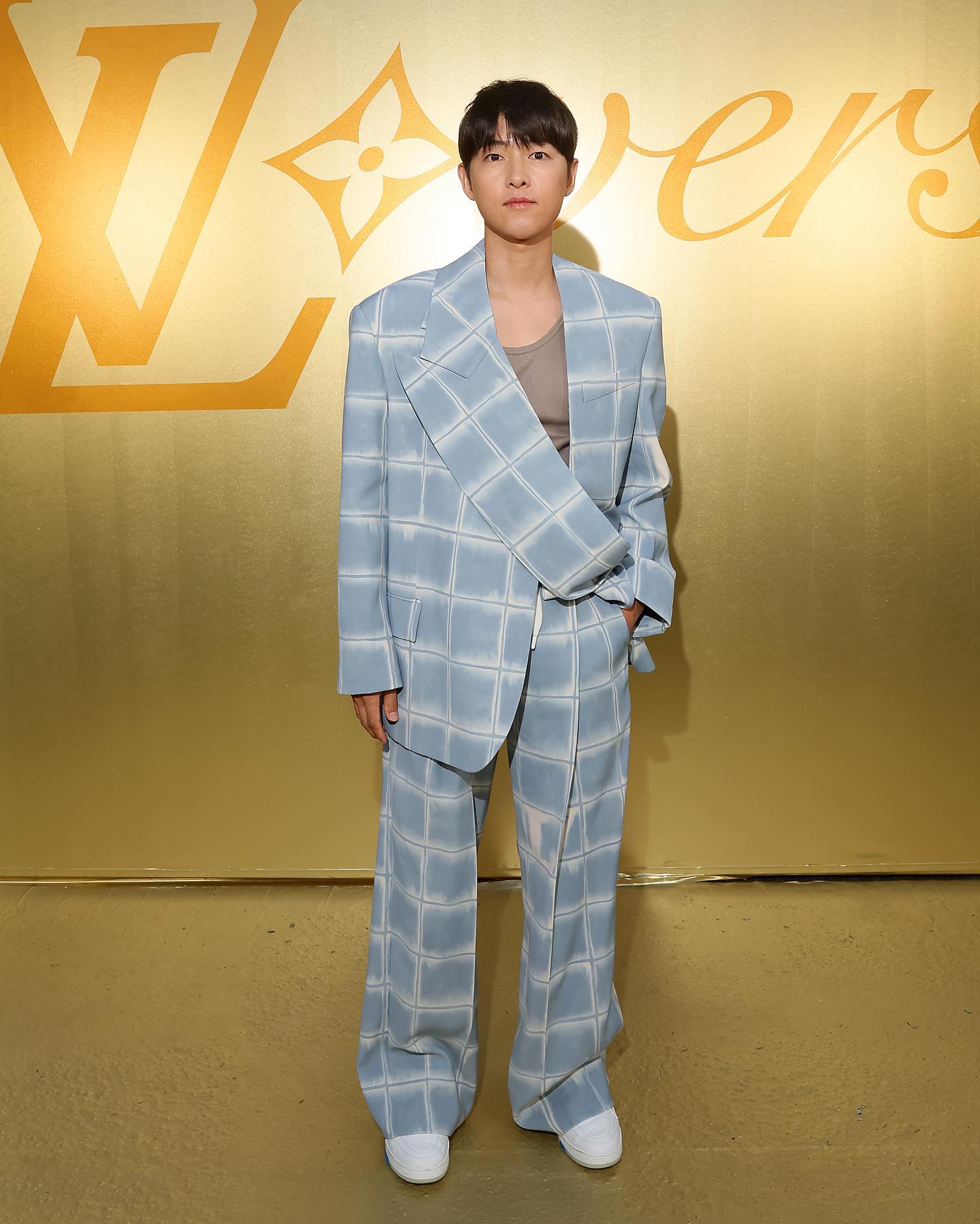 Louis Vuitton on X: Cannes Film Festival 2023. House Ambassador Song  Joongki gets ready for the 76th edition red carpet in a timeless black  single-breasted suit jacket and cigarette trousers which he