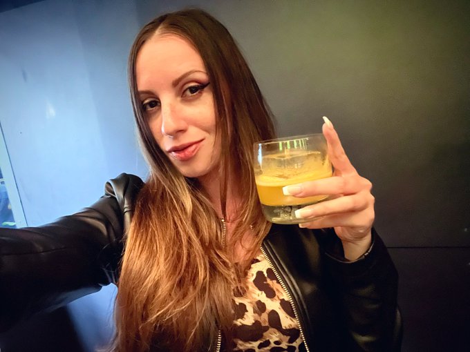 Cheers, bitches! Guess where I&rsquo;m going in NYC tn https://t.co/wTTJrjMwsc<a href="/tag/teenmilfxxx"class="tags"><span>#teenmilfxxx</span></a>