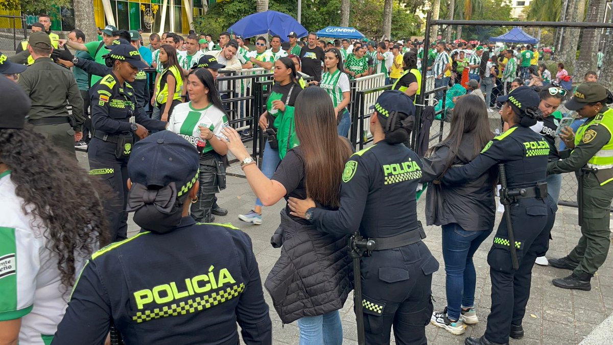 PoliciaMedellin's tweet photo. #FinalEnPaz
Con el registro a personas, buscamos garantizar la tranquilidad antes, durante y después del encuentro fútbolistico.
Informa a través de la línea 123 cualquier novedad que ponga en riesgo este evento.
#DiosYPatria #SeguridadEnElTerritorio https://t.co/yLkV0dIK3x