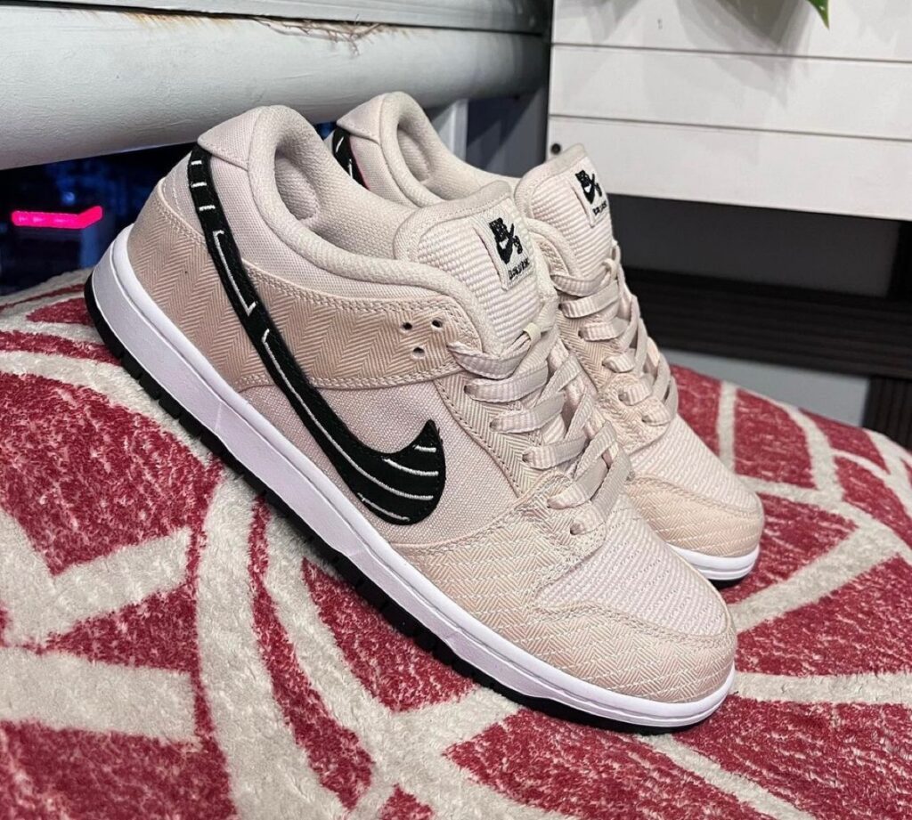 SolelyRich's tweet photo. ALBINO &amp; PRETO X NIKE SB DUNK LOW

Nike SB’s latest collaboration is with Albino &amp; Preto, a Jiu-Jitsu company founded in 2011. 

TBA Stay Tuned!

#NikeSB #NikeSNKRS #AlbinoPreto #AP #BJJ #JiuJitsu #BrazilianJiuJitsu #Brazil #NikeSkateboarding #Skateboarding #Kicks  #SolelyRich https://t.co/E1w4RIsaN1