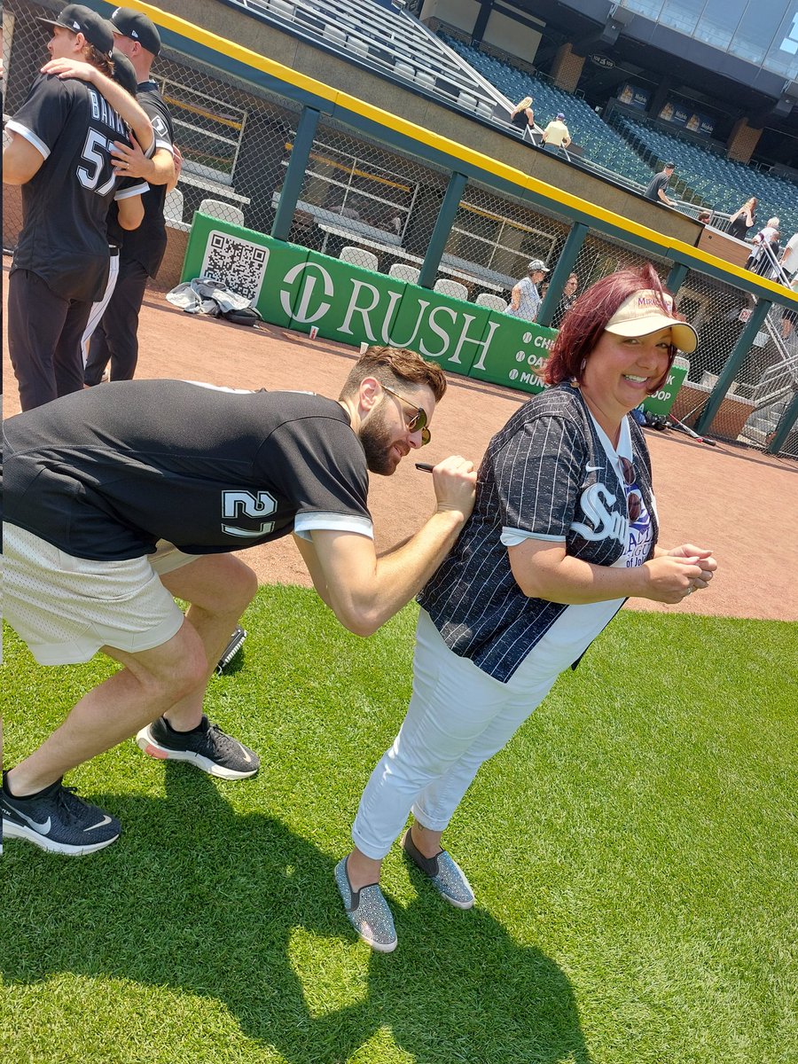JeniDonahue's tweet photo. Im not saying I am pretty darn short. Im also not sayin @LGio27 is VERY tall...... BUT I think this picture may just prove both are true 🤣⚾️ #whitesox #miracleleague #soxcharities #shorty #mlbpitcher https://t.co/6TXiyoL8I4