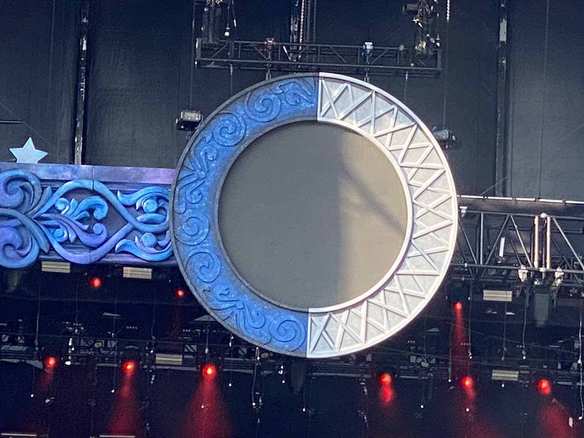 Crzy4HelloKitty's tweet photo. Stage 👀 #SoMuchforTourDust #fob8 https://t.co/yac77ox7fg